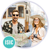 Mladý rozesmátý pár v letním oblečení, žena drží fotoaparát a muž mapu.